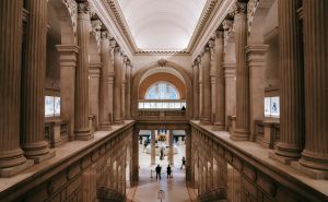 Les Dispositifs Audio Autoguidés pour Musées : Une Révolution dans l'Expérience Visiteur doloremque